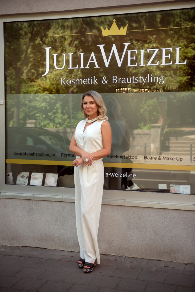Julia Weizel vor ihrem Laden